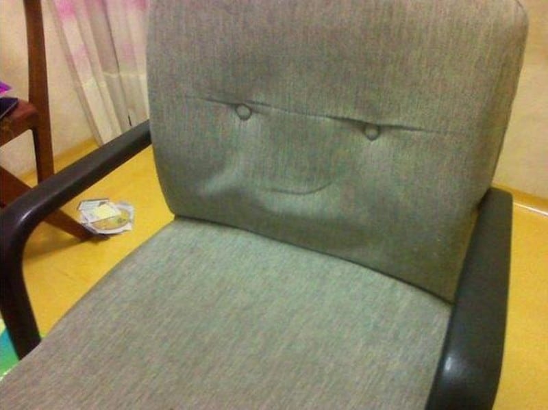 Pareidolia: Silla sientate