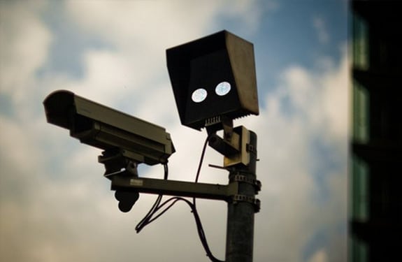 Pareidolia (rostros o figuras en imágenes): Cámara de vigilancia disparando