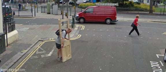 Doctor Who construyendo la TARDIS